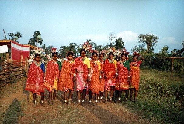 640px-Bhil_tribe_girls_in_Jhabua